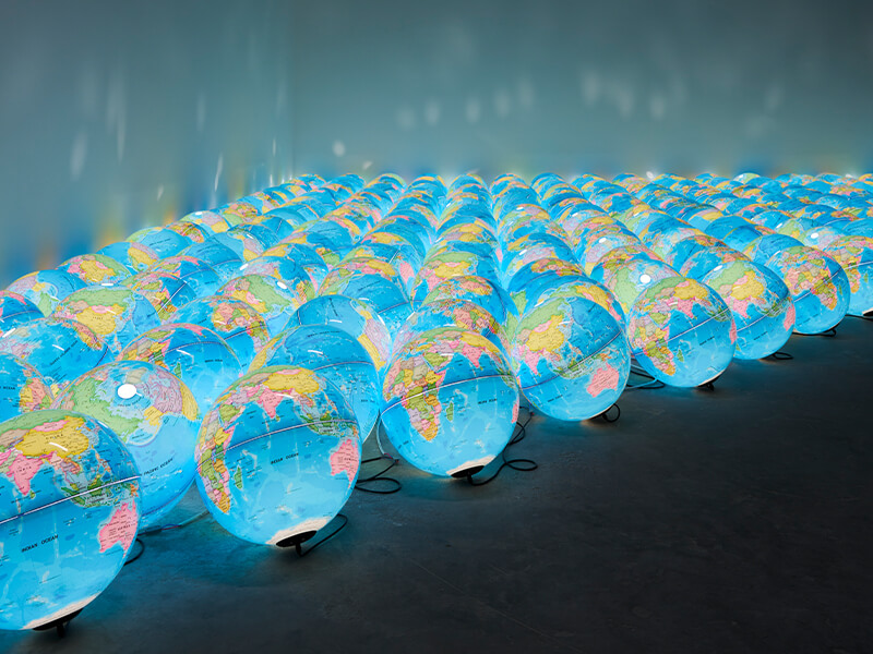 Arrangement. Globes terrestres.