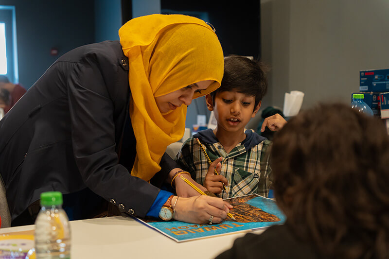 صناعة الغد: الإبداع ينبض بالحياة في ورش العمل المجتمعية لطويق للنحت 2025